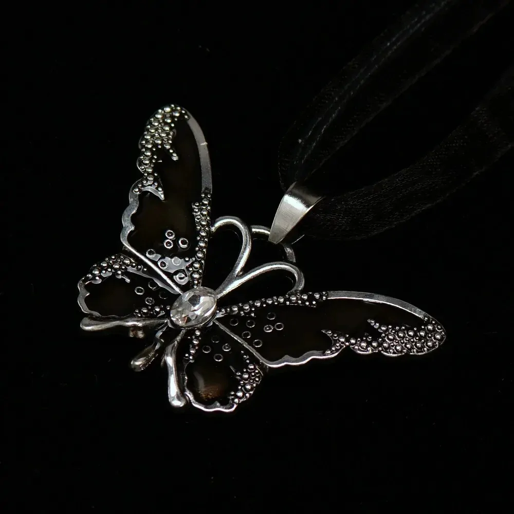 Collier papillon sur ruban, pendentif émaillé translucide noir à cristal central