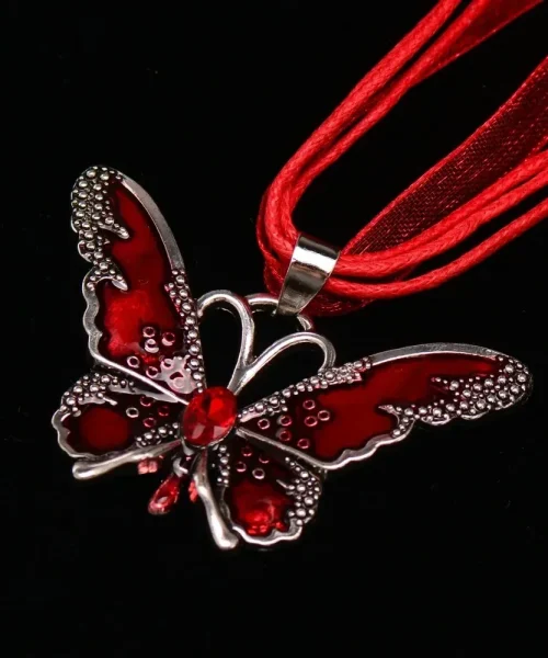 Collier papillon sur ruban, pendentif émaillé translucide rouge à cristal central