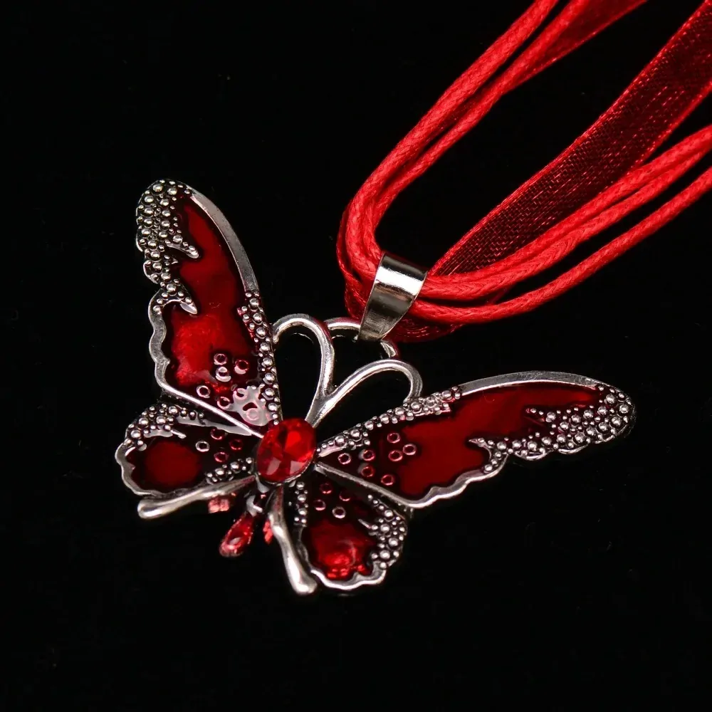 Collier papillon sur ruban, pendentif émaillé translucide rouge à cristal central