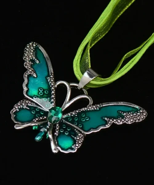 Collier papillon sur ruban, pendentif émaillé translucide vert à cristal central