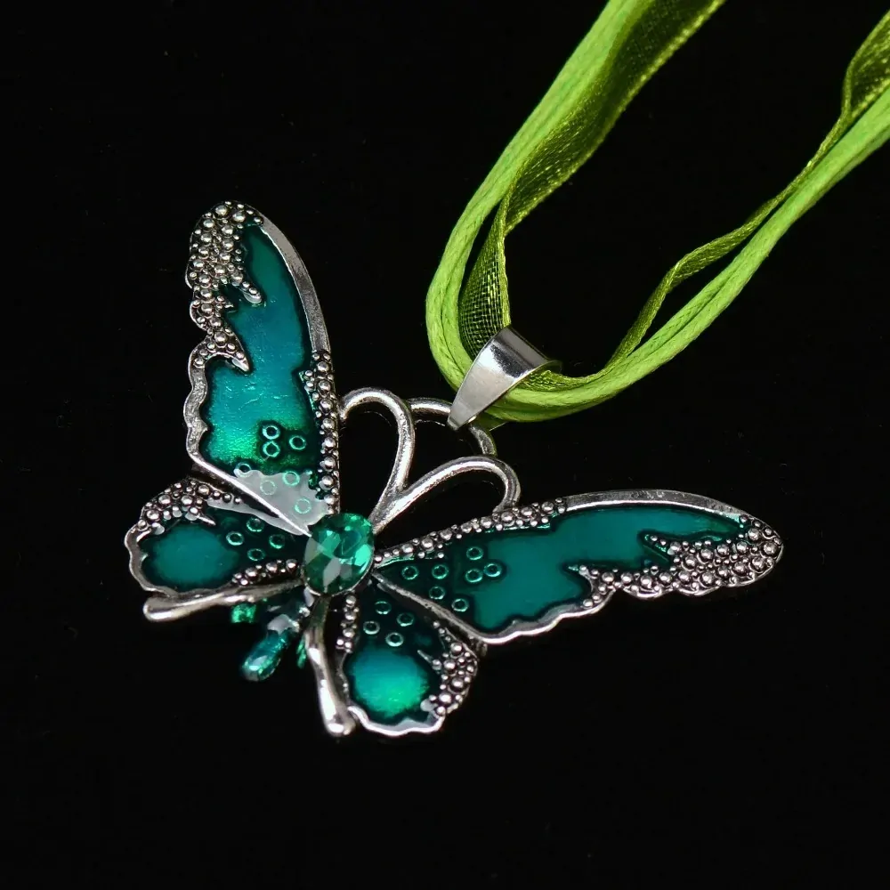 Collier papillon sur ruban, pendentif émaillé translucide vert à cristal central