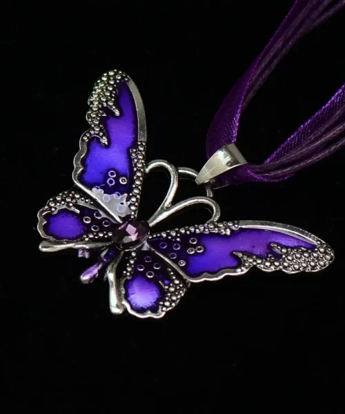 Collier papillon sur ruban, pendentif émaillé translucide violet à cristal central