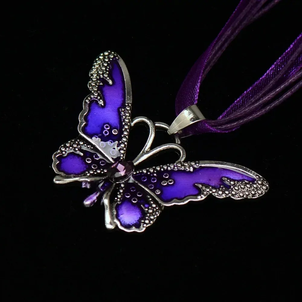 Collier papillon sur ruban, pendentif émaillé translucide violet à cristal central