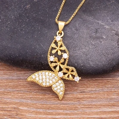 Collier Papillon Scintillant modèle Aile Fleurie Blanche, papillon de profil, aile fleurie et aile pavée de zircons blancs