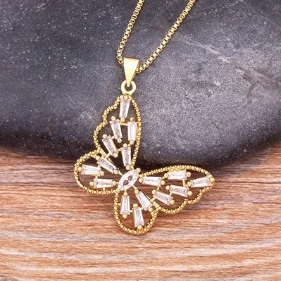 Collier Papillon Scintillant modèle Ajouré Blanc, papillon ajouré aux zircons baguettes blancs et contour perlé