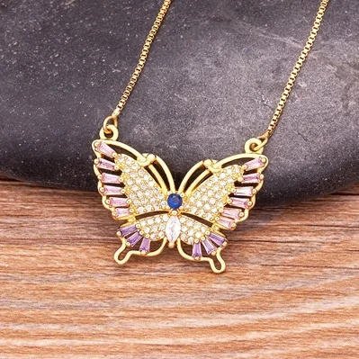 Collier Papillon Scintillant modèle Baguettes Roses, ailes bordées de zircons baguettes roses et lilas, pavé blanc