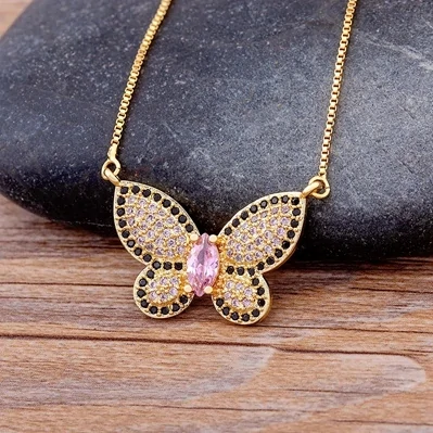 Collier Papillon Scintillant modèle Lilas et Noir, ailes pavées de lilas cerné de noir et pierre rose navette