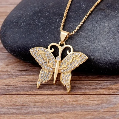 Collier Papillon Scintillant modèle Volutes Blanches, papillon pavé de zircons blancs aux antennes en volutes