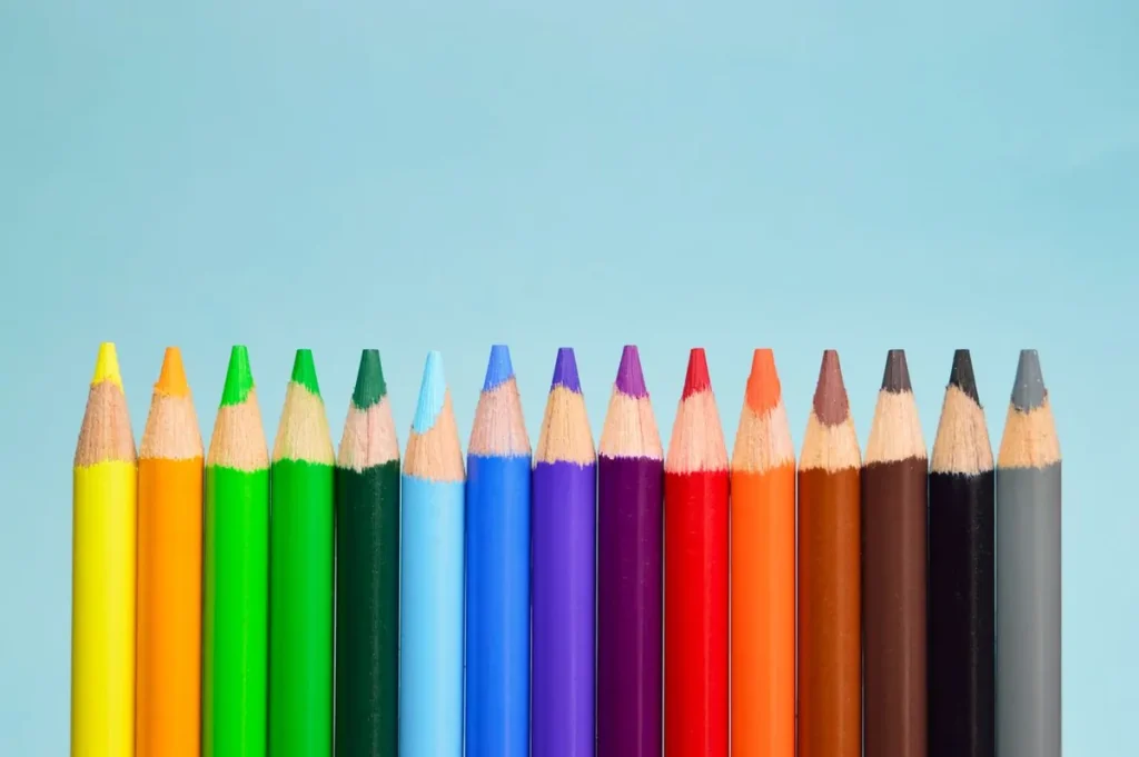 Crayons de couleur alignés pour colorier un papillon