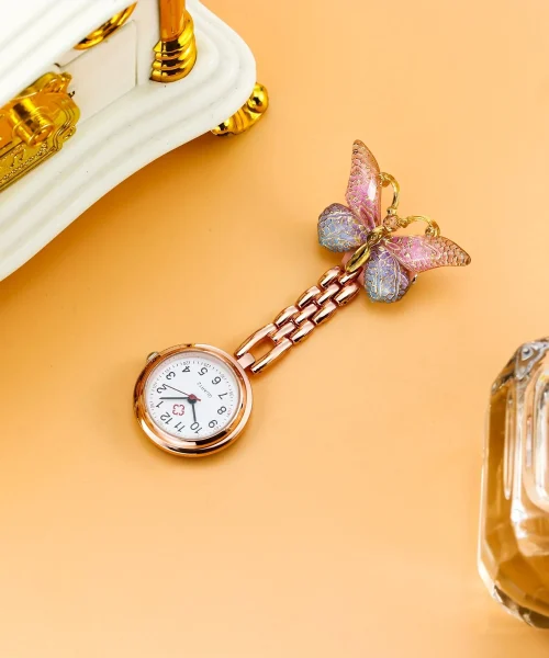 Montre d'infirmière papillon en émail 3D à broche, chaîne dorée, bleu-violet