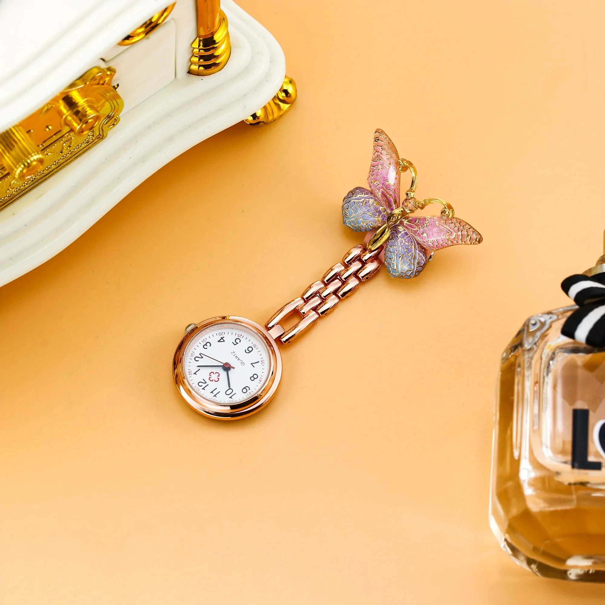 Montre d'infirmière papillon en émail 3D à broche, chaîne dorée, bleu-violet