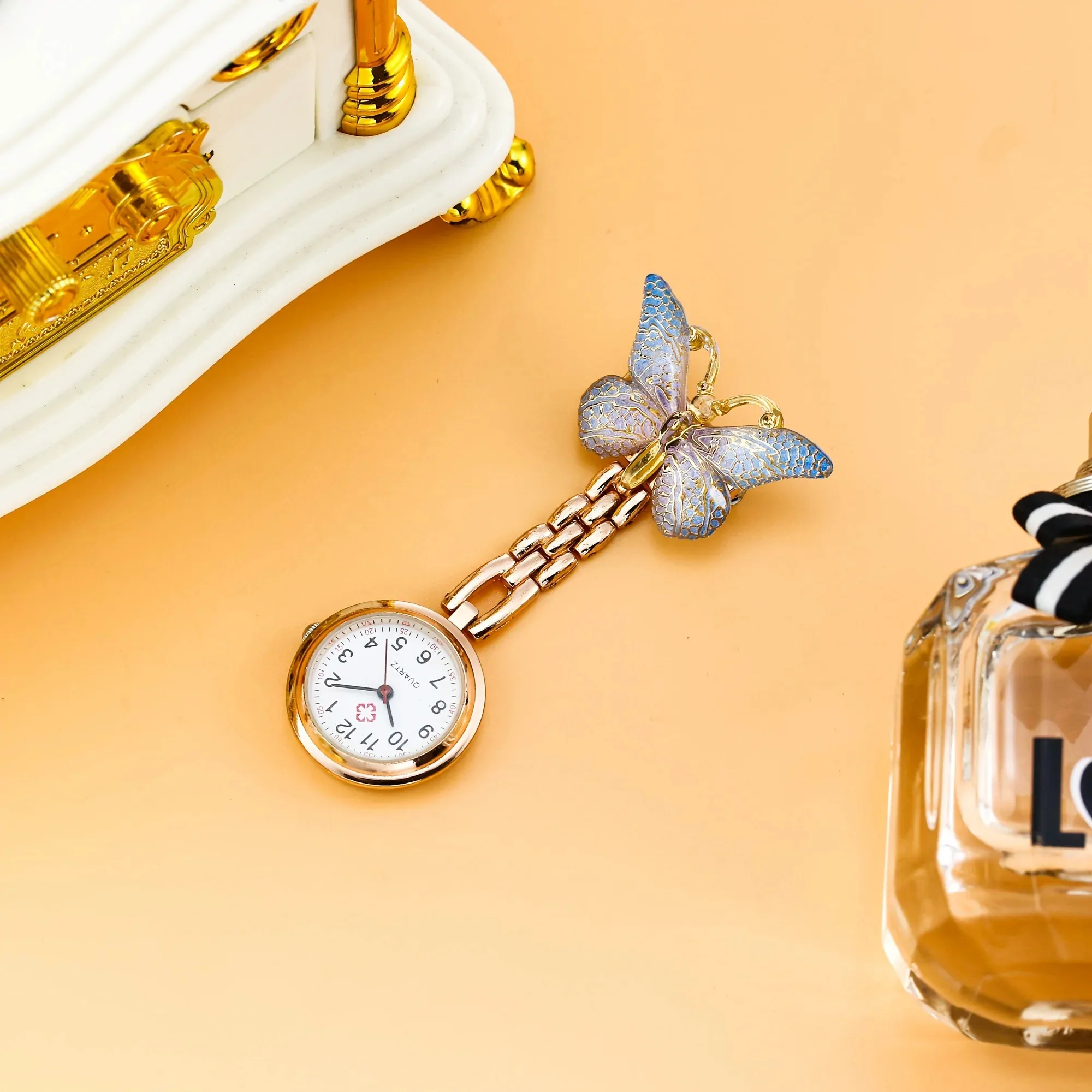 Montre d'infirmière papillon en émail 3D à broche, chaîne dorée, bleu