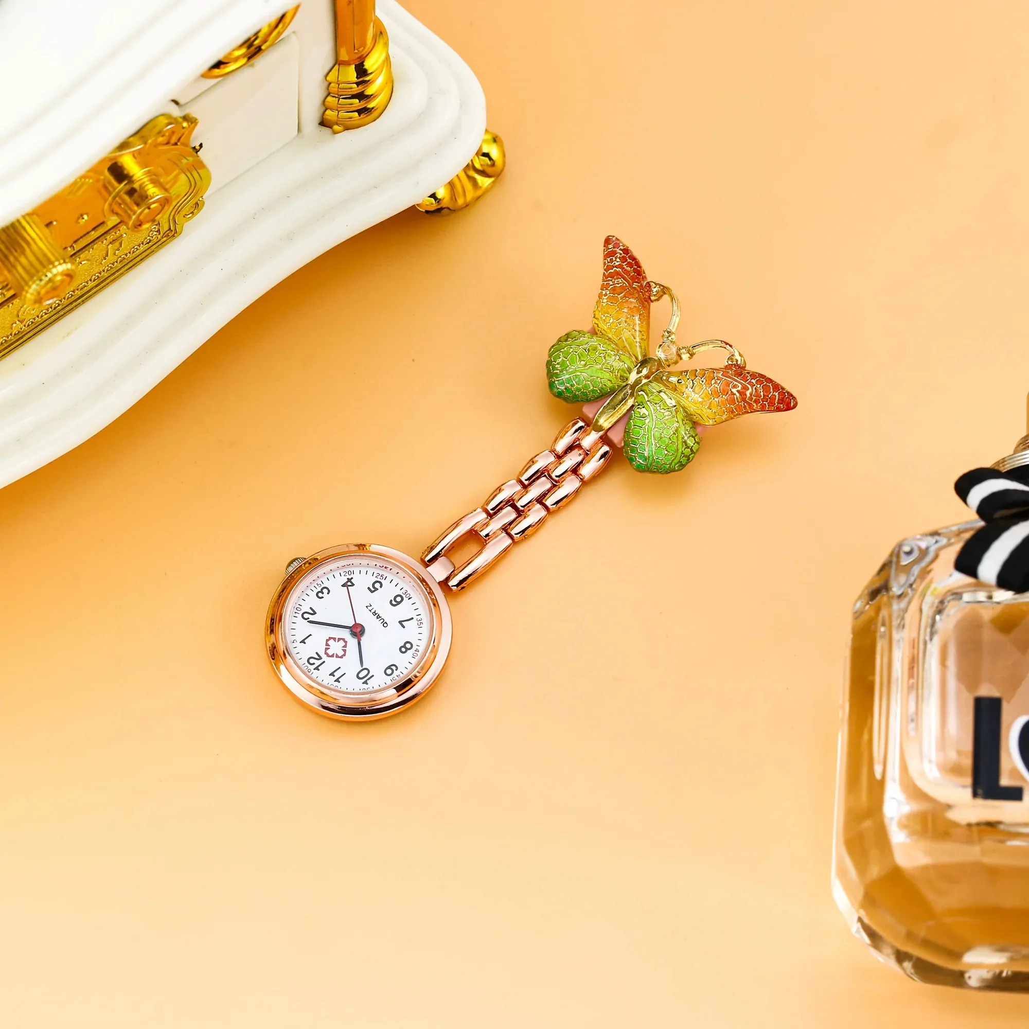 Montre d'infirmière papillon en émail 3D à broche, chaîne dorée, vert