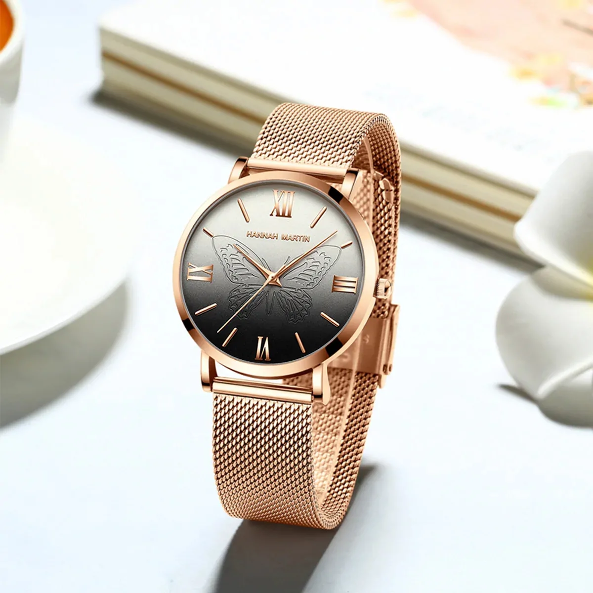 Montre papillon or rose femme, maille milanaise acier et cadran noir à papillon gravé