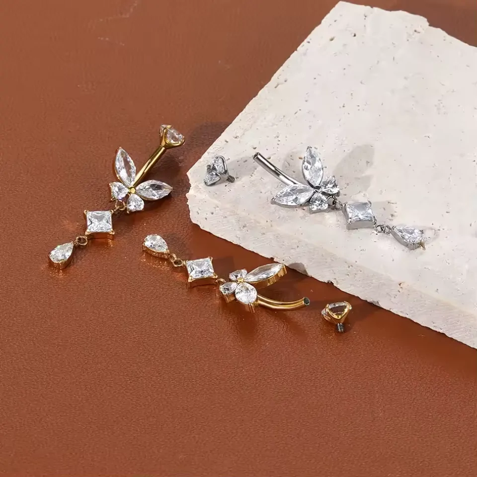 Piercing nombril papillon en finitions dorée et argentée, zircon du haut dévissé