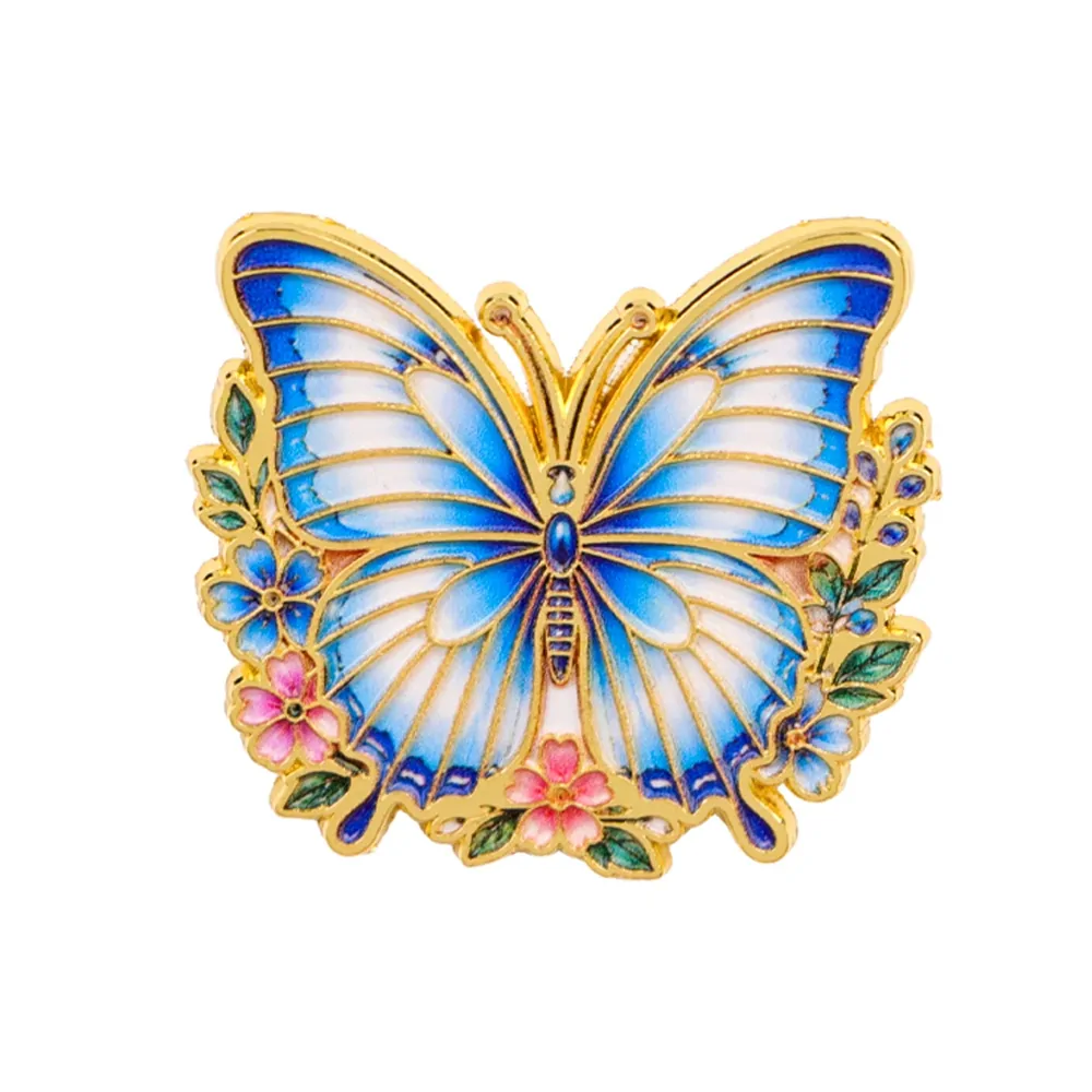 Pin's papillon fleuri bleu ciel, papillon en émail sur couronne de fleurs dorée