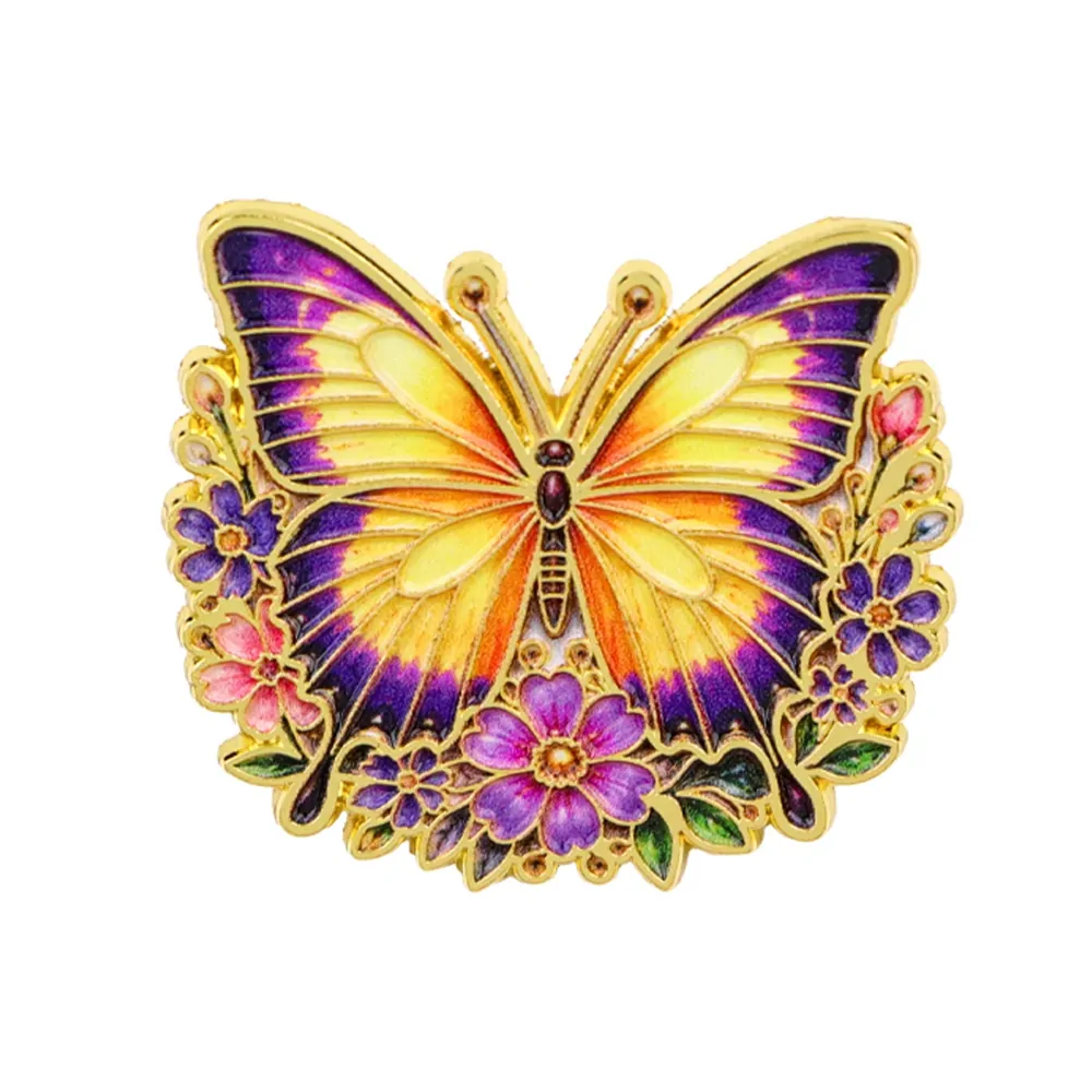 Pin's papillon fleuri jaune et violet, papillon en émail sur couronne de fleurs dorée