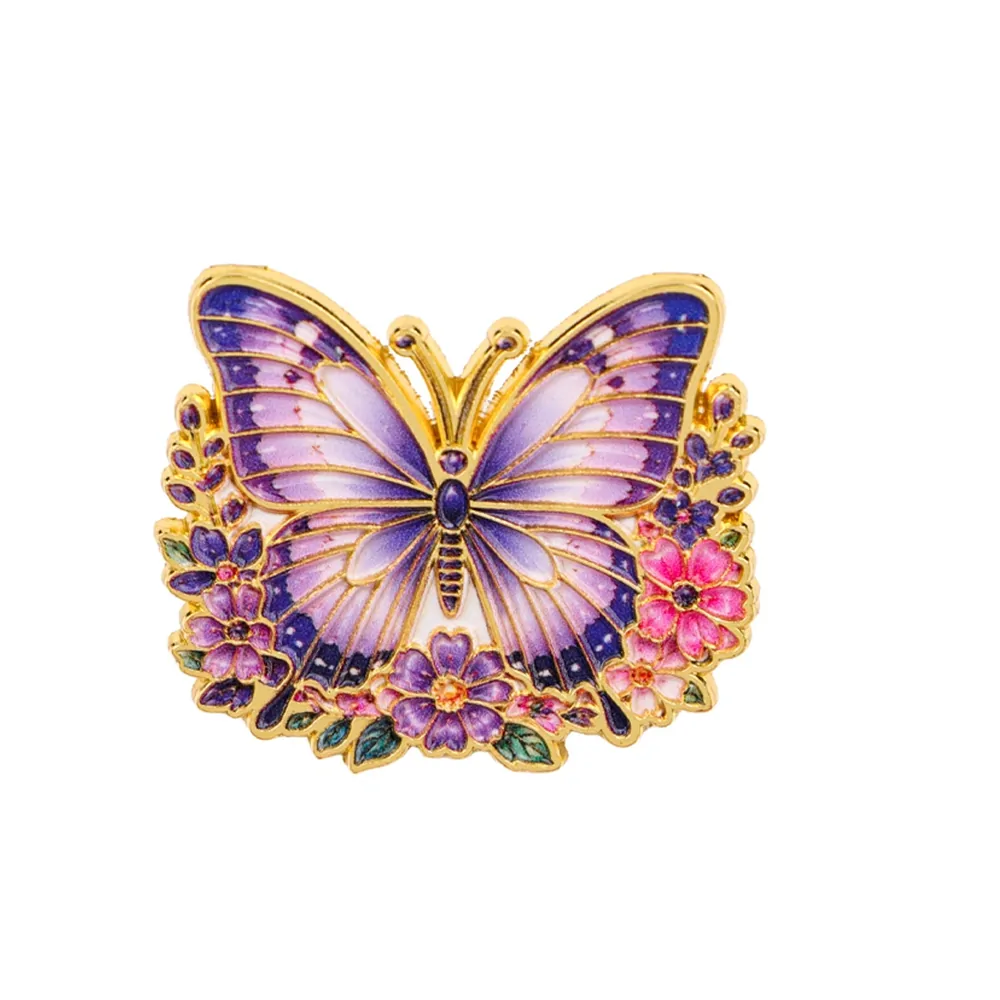 Pin's papillon fleuri lilas, papillon en émail sur couronne de fleurs dorée