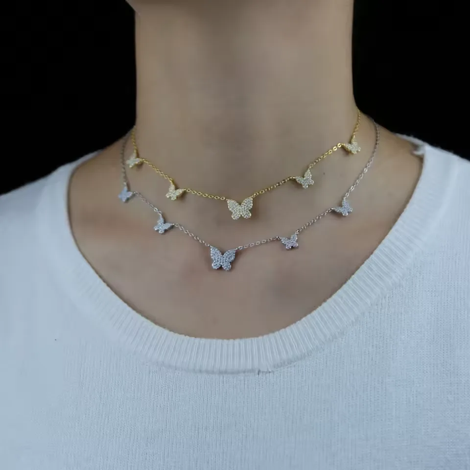 Ras de cou papillons porté, versions dorée et argentée