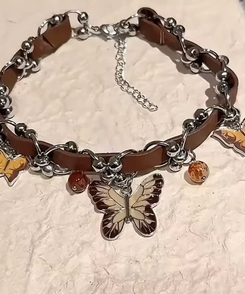 Ras de cou papillon Y2K en cuir marron à breloques papillons émaillés