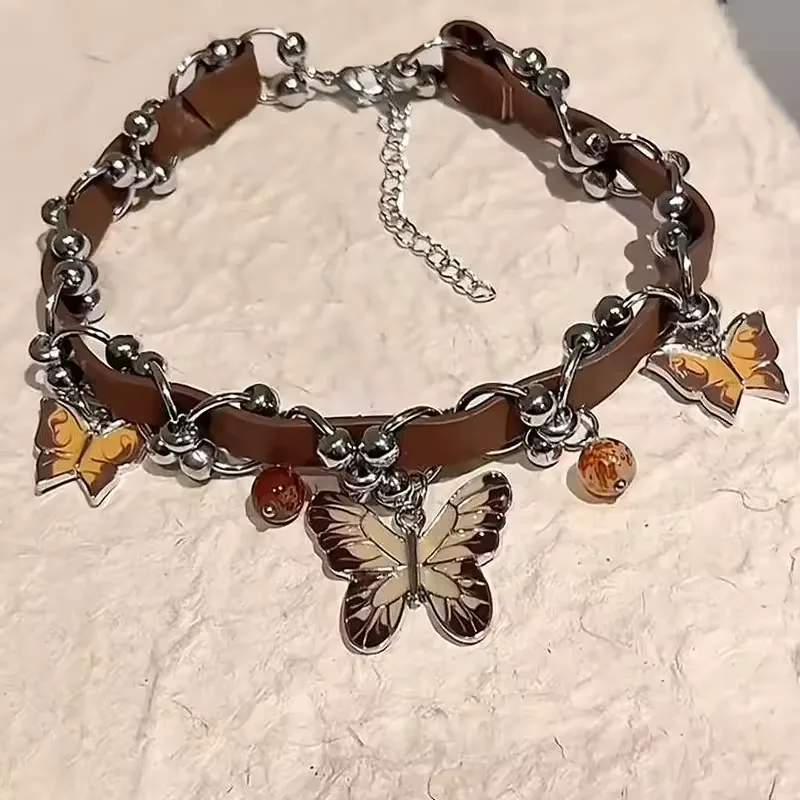 Ras de cou papillon Y2K en cuir marron à breloques papillons émaillés