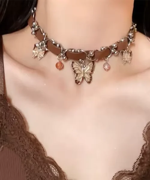 Ras de cou papillon Y2K en cuir marron à breloques papillons émaillés