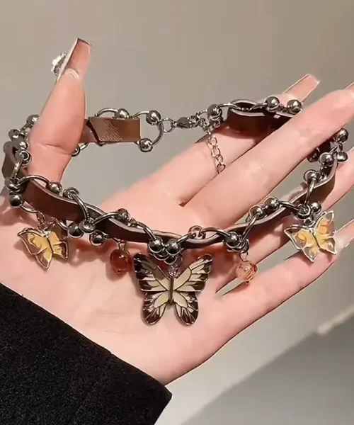 Ras de cou papillon Y2K en cuir marron à breloques papillons émaillés