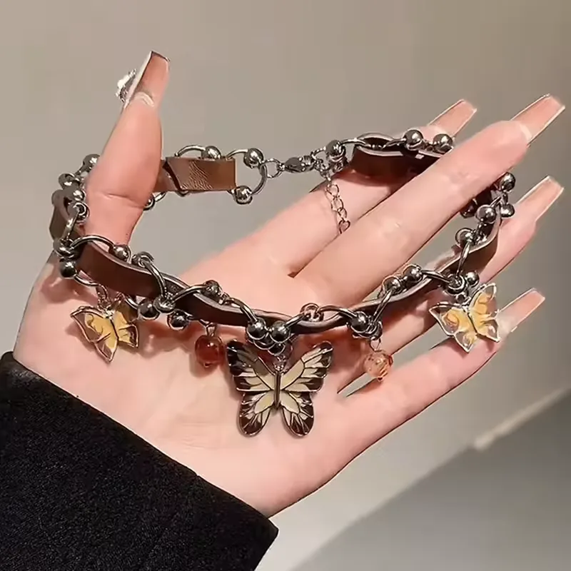Ras de cou papillon Y2K en cuir marron à breloques papillons émaillés