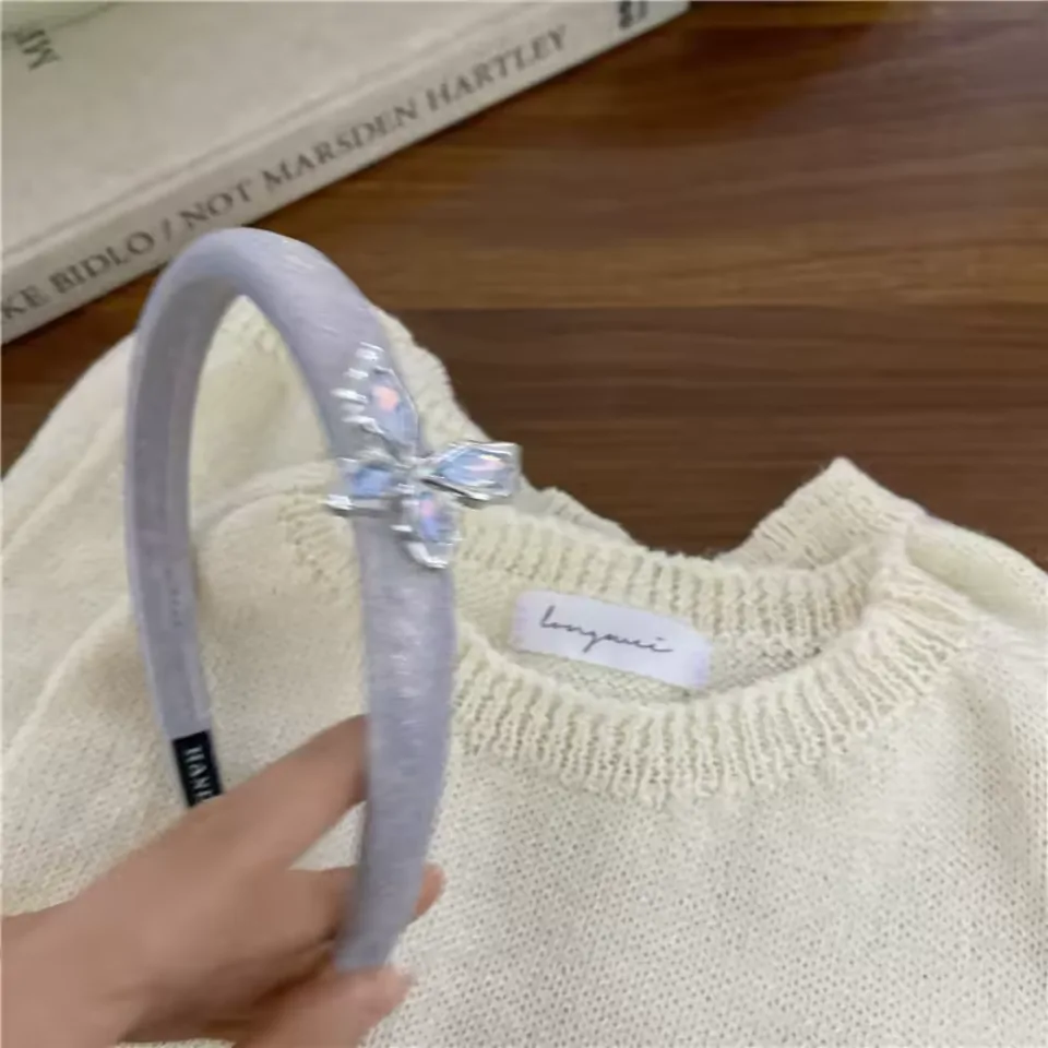 Serre-tête papillon bleu, détail du papillon argenté et du satin aux reflets gris perle