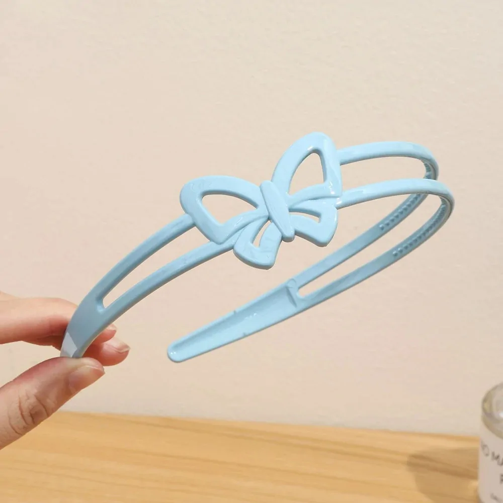 Serre-tête papillon double rang bleu ciel, deux branches et papillon ajouré ton sur ton