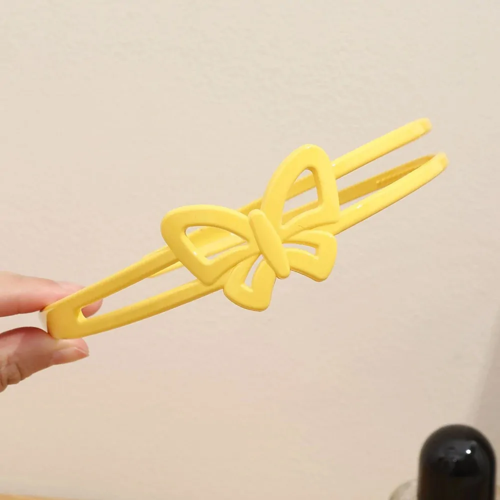 Serre-tête papillon double rang jaune, deux branches et papillon ajouré ton sur ton