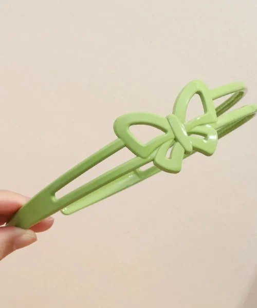 Serre-tête papillon double rang vert, deux branches et papillon ajouré ton sur ton