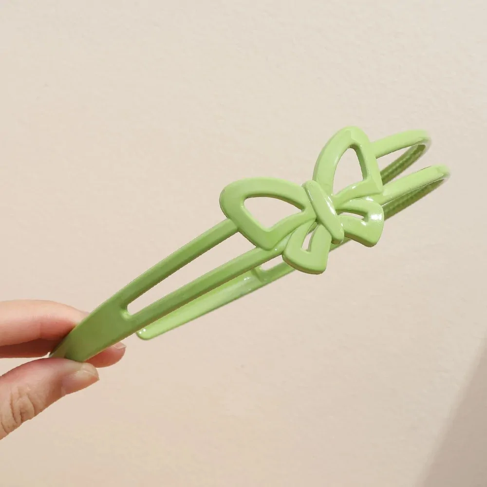 Serre-tête papillon double rang vert, deux branches et papillon ajouré ton sur ton