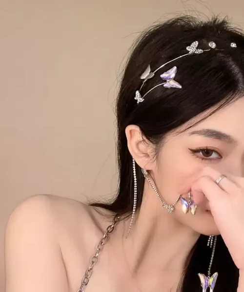 Serre-tête papillon à franges argenté porté, franges de strass le long du visage