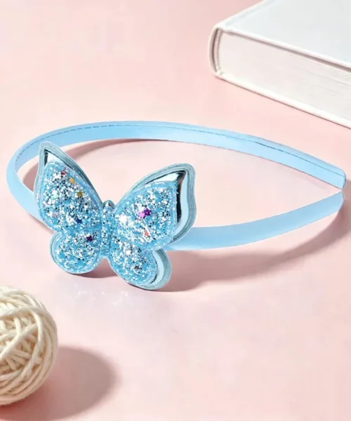 Serre-tête papillon pailleté bleu ciel, arceau satiné et papillon à paillettes semé d'étoiles