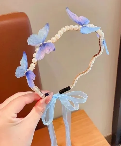 Serre-tête papillon perles et ruban bleu, arceau ondulé perlé, papillons en voile et nœud d'organza